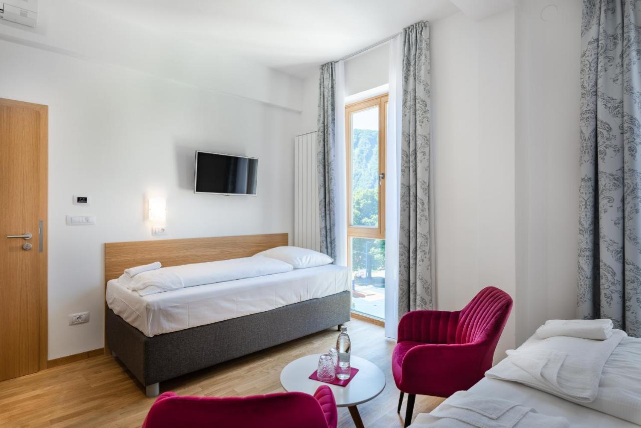 Hotel Dvorec Tolmin Bagian luar foto