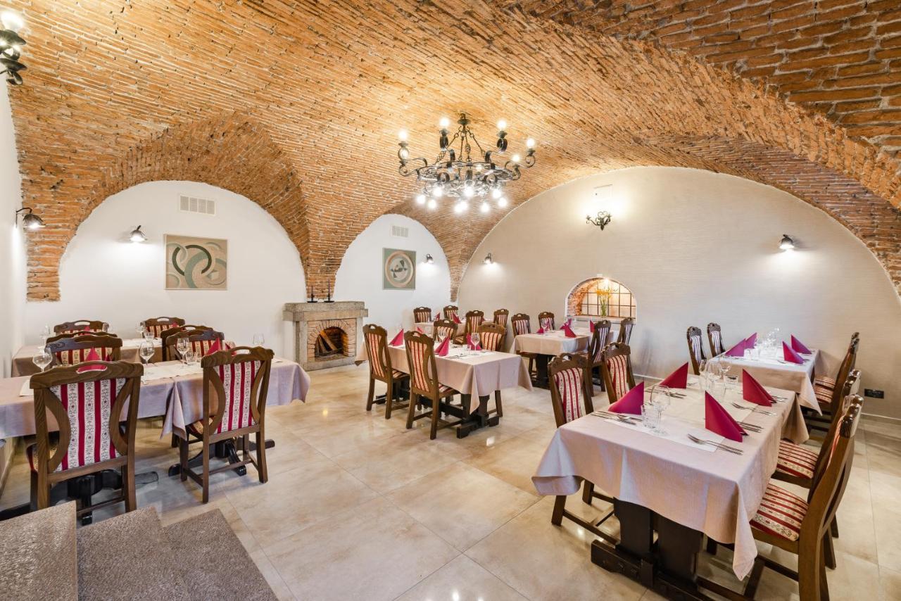 Hotel Dvorec Tolmin Bagian luar foto