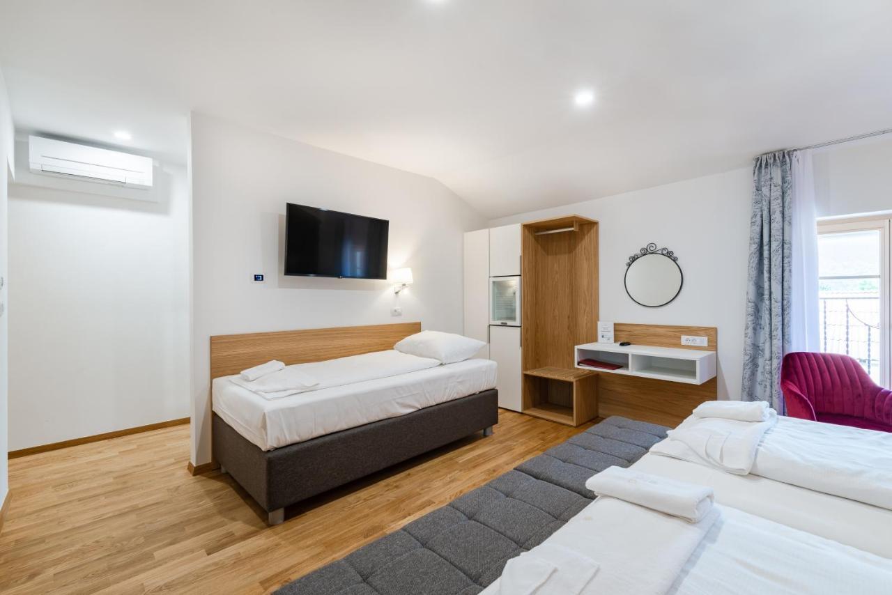 Hotel Dvorec Tolmin Bagian luar foto