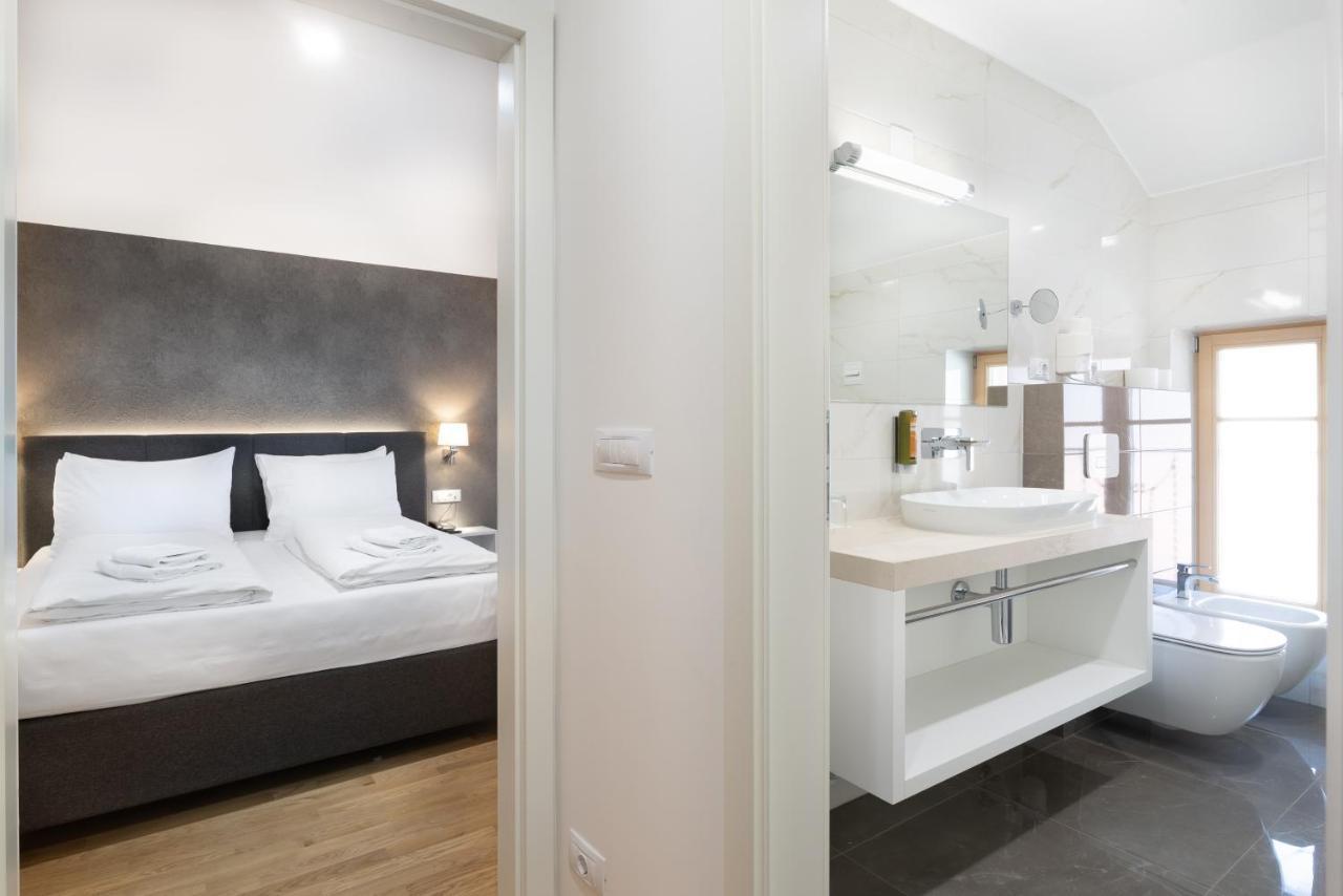 Hotel Dvorec Tolmin Bagian luar foto