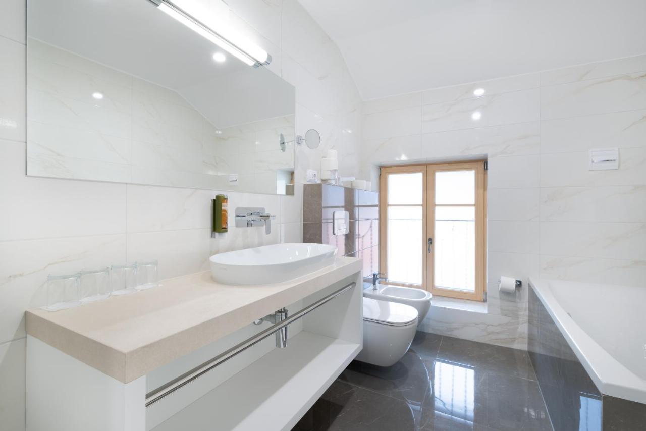 Hotel Dvorec Tolmin Bagian luar foto
