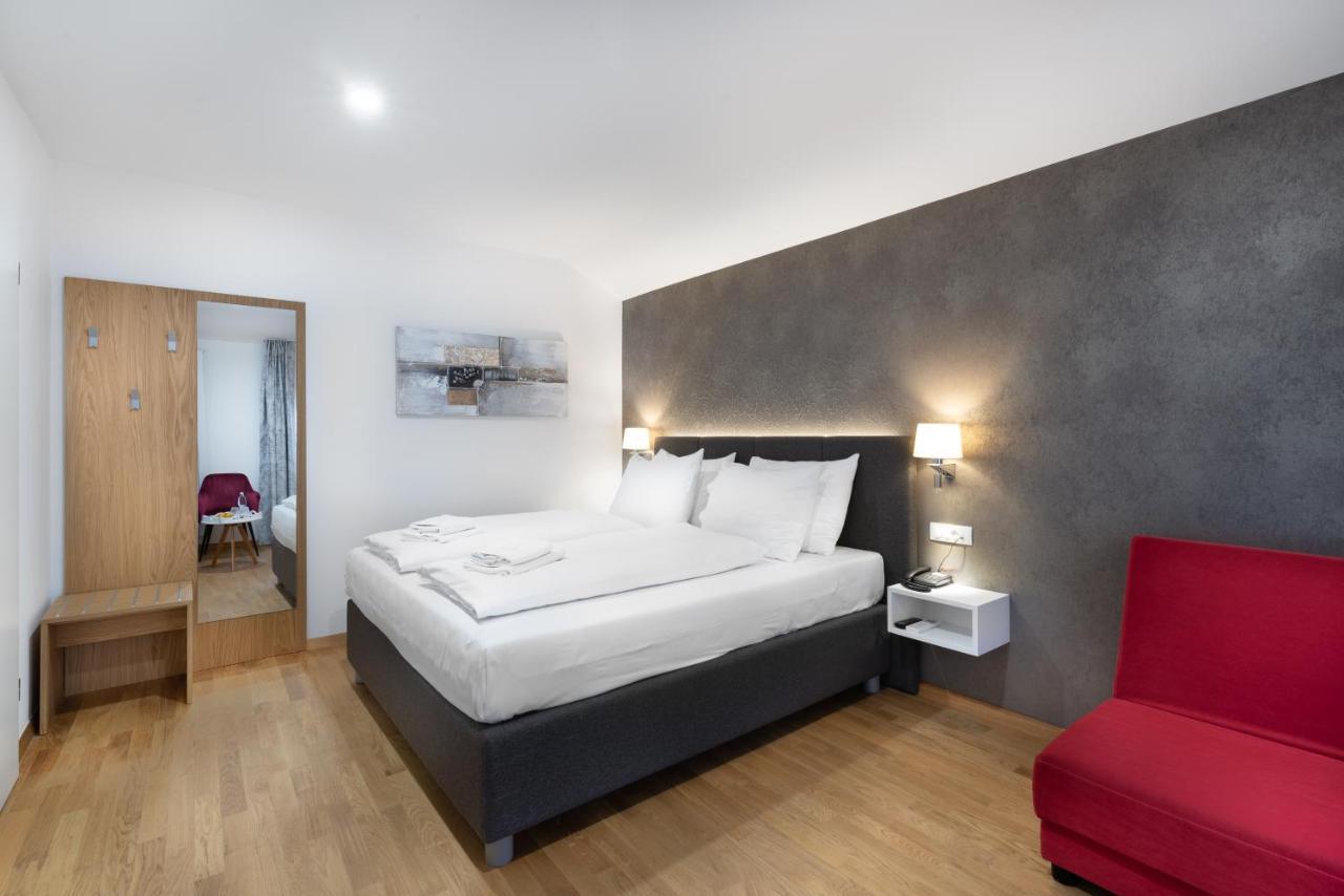 Hotel Dvorec Tolmin Bagian luar foto