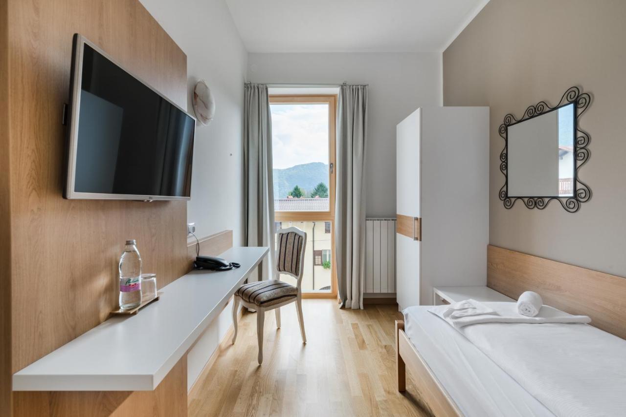 Hotel Dvorec Tolmin Bagian luar foto
